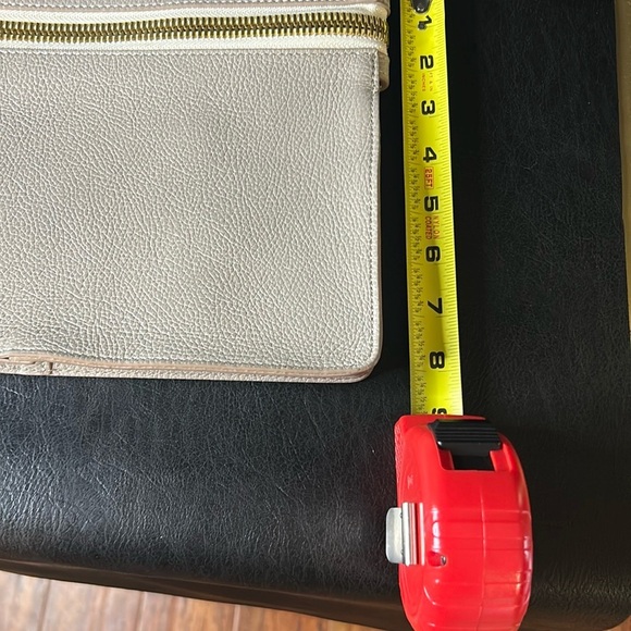 👜 India Hicks Big Zipper Leather Clutch – Taupe Pebbled Leather - Picture 9 of 9